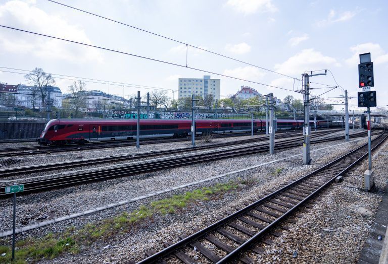 ABD0009_20230410 – WIEN –
STERREICH: ++ THEMENBILD ++ Illustration zu den Themen Reiseverkehr /
BB / Bahn / Infrastruktur. Im Bild: Ein Railjet der
BB; aufgenommen am Montag, 10. April 2023, in Wien. – FOTO: APA/GEORG HOCHMUTH