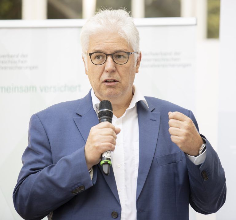 ABD0009_20230615 – WIEN – STERREICH: GK-Obmann Andreas Huss am Donnerstag , 15. Juni 2023 anl. der PK ,,Bewegt im Park” des Dachverbands der Sozialversicherungstrger in Wien. – FOTO: APA/TOBIAS STEINMAURER