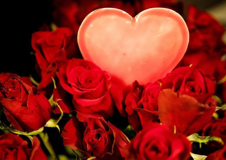 ABD0013_20200209 – HAMBURG – DEUTSCHLAND: ARCHIV – 08.02.2017, Hamburg: Ein rotes Herz steckt anlsslich des Valentinstag am 14. Februar in einem Strau§ roter Rosen. (zu dpa: ÇStudie: Wie viel Geld Verbraucher fr Valentinsgeschenke ausgebenÈ) Foto: Christian Charisius/dpa +++ dpa-Bildfunk +++. – FOTO: APA/dpa/Christian Charisius