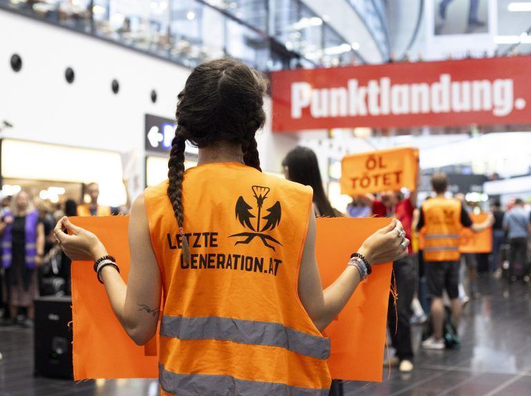 ABD0017_20240727 – WIEN –
STERREICH: Aktivisten der “Letzten Generation” whrend einer Straktion am Samstag, 27. Juli 2024 am Flughafen in Wien. In einer Presseaussendung gaben die Aktivisten zuvor bekannt, auf Flughfen in mehreren Lndern, darunter
sterreich, den Flugverkehr stren zu wollen. – FOTO: APA/TOBIAS STEINMAURER