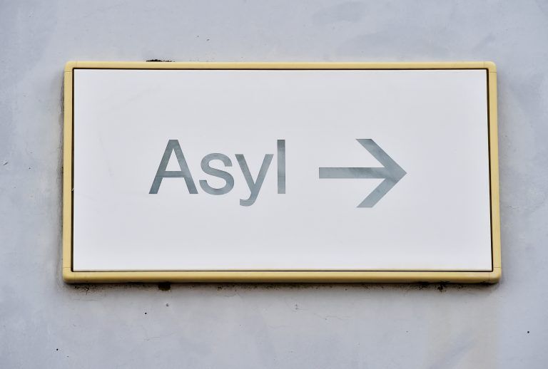 ABD0020_20240615 – KARLSRUHE – DEUTSCHLAND: ARCHIV – 04.08.2014, Baden-Wrttemberg, Karlsruhe: Ein Schild mit der Aufschrift ÇAsylÈ hngt in Erstaufnahme fr Asylbewerber an einer Wand. (zu dpa: ÇRichterbund: Fr rasche Asylverfahren Hunderte weitere Richter ntigÈ) Foto: Uli Deck/dpa +++ dpa-Bildfunk +++. – FOTO: APA/dpa/Uli Deck