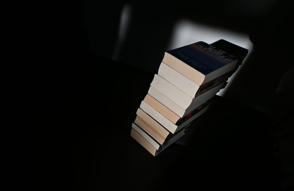 Bücher nach 81 Jahren der Bibliothek zurückgegeben