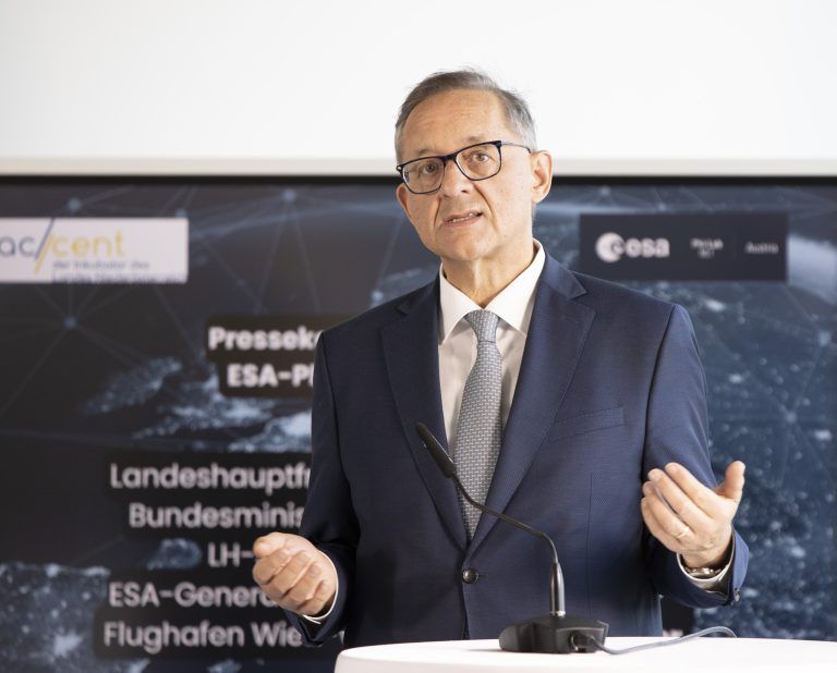 ABD0028_20240426 – SCHWECHAT – STERREICH: Flughafen Wien-Vorstand Gnther Ofner am Freitag, 26. April 2024 anl. einer PK zur Erffnung des ,,ESA Phi-Lab NET Austria” am Flughafen in Wien-Schwechat. – FOTO: APA/TOBIAS STEINMAURER
