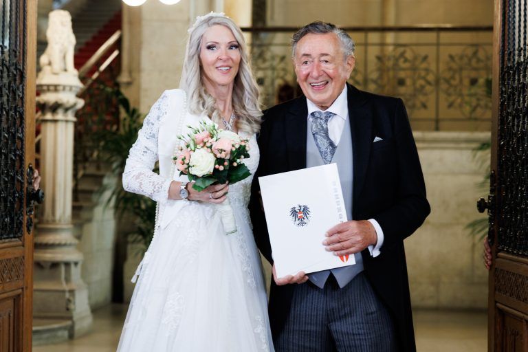 ABD0028_20240601 – WIEN – STERREICH: Richard Lugner und Simone Reilnder am Samstag, 01. Juni 2024, anl. ihrer Trauung im Wiener Rathaus. Mit 91 Jahren heiratete Richard Lugner ein sechstes Mal. – FOTO: APA/FLORIAN WIESER