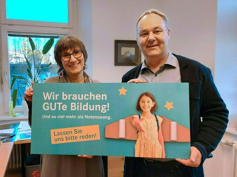 ABD0029_20200207 – LUSTENAU –
STERREICH: ZU APA0171 VOM 7.2.2020 – Im Streit um die Vergabe von Ziffernnoten an der Vorarlberger Volksschule Lustenau-Kirchdorf haben Direktor, Lehrer und Eltern eingelenkt. Man habe sich dazu entschieden, ein gesetzeskonformes Ziffernzeugnis auszustellen. Im Bild: (v.l.) Birgit Sieber-Mayr, Sprecherin der betroffenen Lehrer und Direktor Christoph Wund. – FOTO: APA/ANGELIKA GRABHER-HOLLENSTEIN