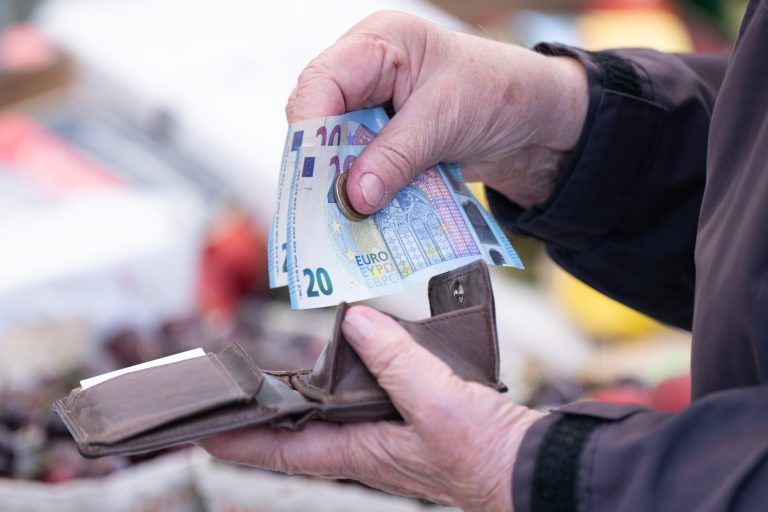 ABD0030_20240701 – DRESDEN – DEUTSCHLAND: PRODUKTION – 11.06.2024, Sachsen, Dresden: Eine Frau sortiert auf einem Wochenmarkt das Wechselgeld fr ihre Einkufe in ein Portemonnaie. Statistisches Bundesamt gibt am 12.06. Inflationsrate fr Mai 2024 bekannt (zu dpa: ÇIfo erwartet Inflation im August unter zwei ProzentÈ) Foto: Sebastian Kahnert/dpa +++ dpa-Bildfunk +++. – FOTO: APA/dpa/Sebastian Kahnert