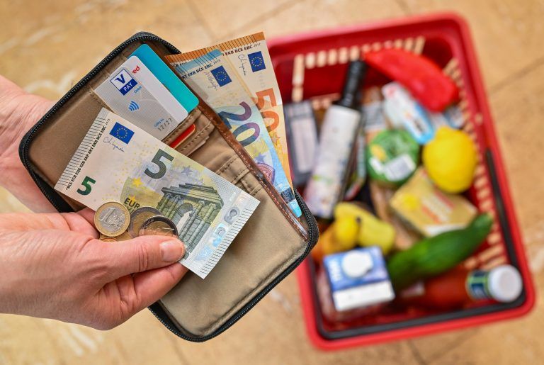 ABD0031_20240701 – SIEVERSDORF – DEUTSCHLAND: ARCHIV – 21.04.2024, Brandenburg, Sieversdorf: Eine Frau hlt auf ihrer Hand Geld vor einem vollen Einkaufskorb mit Lebensmitteln. (zu dpa: ÇVerbraucherpreise in Sachsen gestiegenÈ) Foto: Patrick Pleul/dpa +++ dpa-Bildfunk +++. – FOTO: APA/dpa/Patrick Pleul