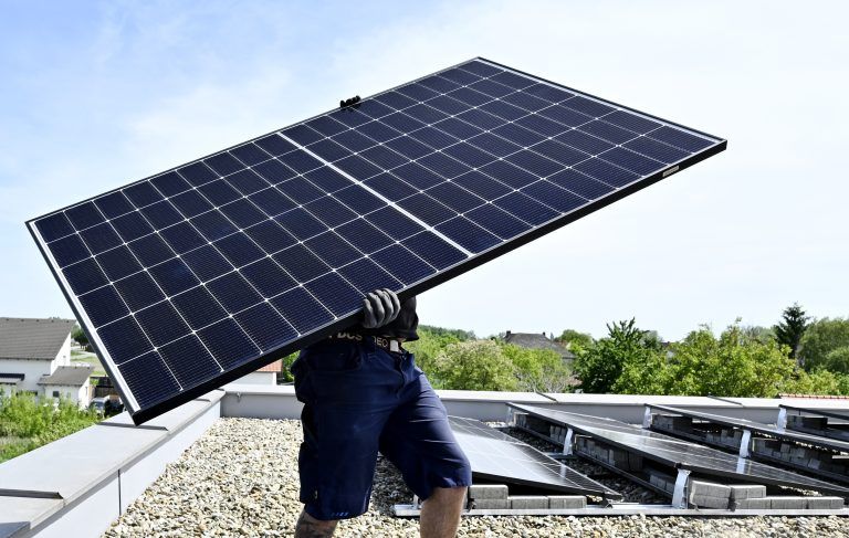 ABD0032_20240610 – PURBACH –
STERREICH: ++ THEMENBILD ++ Projekt Zukunftsbild: Illustration zu den Themen “Photovoltaikanlage / PV-Anlage / Photovoltaikmodule / Solarpanele / Solarenergie / Energie / Strom”. Im Bild: Der Aufbau einer Photovoltaikanlage am Montag, 06. Mai 2024, in Purbach am Neusiedler See. – FOTO: APA/HANS KLAUS TECHT