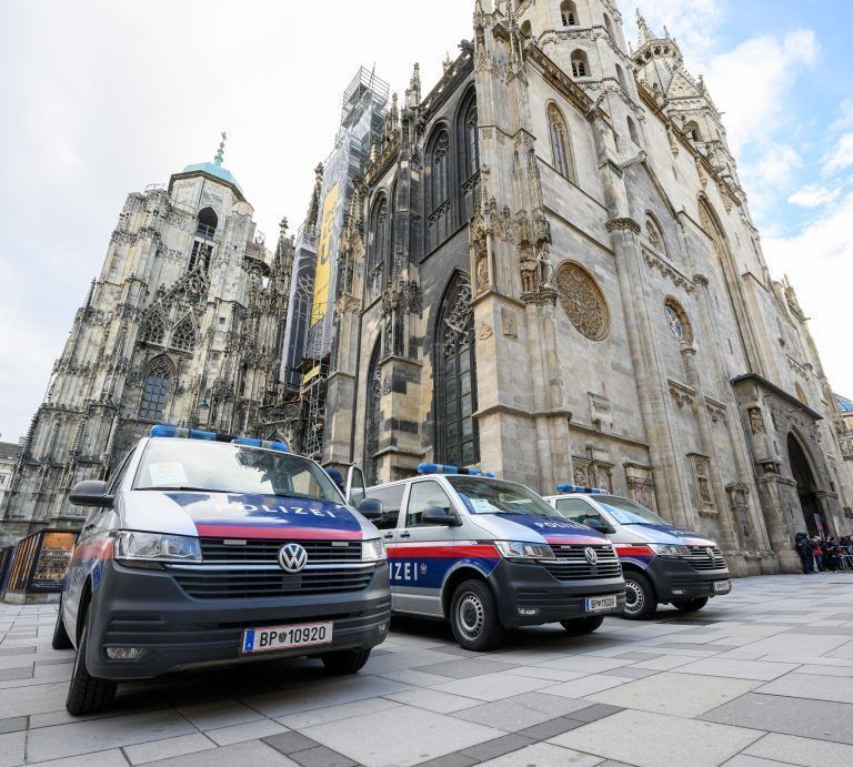 ABD0036_20231224 – WIEN –
STERREICH: ZU APA0165 VOM 23.12.2023 – Nach Hinweisen auf einen mglichen Anschlagsplan einer islamistischen Gruppe in Wien wurden am Sonntag, 24. Dezember 2023, die Sicherheitsma§nahmen u.a. rund um den Stephansdom verstrkt. – FOTO: APA/MAX SLOVENCIK