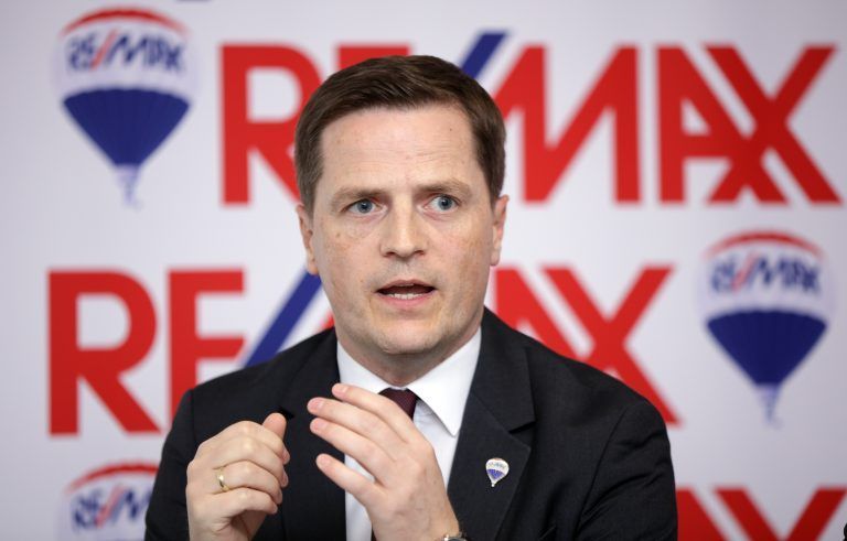 ABD0038_20160107 – WIEN –
STERREICH: Remax-Chef Bernhard Reikersdorfer am Donnerstag, 07. Jnner 2016, whrend eines Pressegesprchs von RE/MAX zum Thema “Immobilien-Zukunftstrends 2016” in Wien. – FOTO: APA/GEORG HOCHMUTH