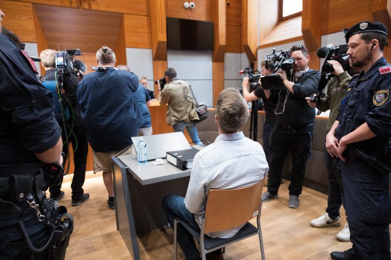 ABD0040_20240717 – INNSBRUCK –
STERREICH: bersicht im Schwurgerichtssaal Prozess wegen Mordverdachts im Falle eines sechsjhrigen Buben, der im August 2022 tot in der Kitzbheler Ache gefunden worden war am Mittwoch, 17. Juli 2024 in Innsbruck. – FOTO: APA/EXPA/JOHANN GRODER