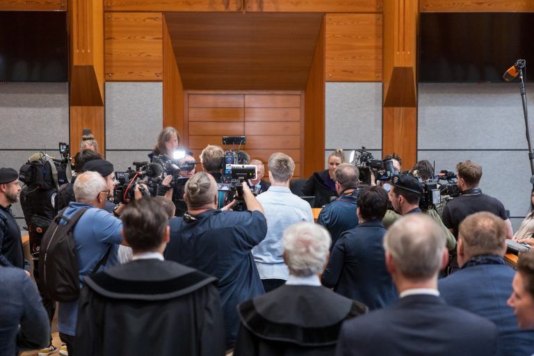 ABD0042_20240717 – INNSBRUCK –
STERREICH: bersicht im Schwurgerichtssaal Prozess wegen Mordverdachts im Falle eines sechsjhrigen Buben, der im August 2022 tot in der Kitzbheler Ache gefunden worden war am Mittwoch, 17. Juli 2024 in Innsbruck. – FOTO: APA/EXPA/JOHANN GRODER