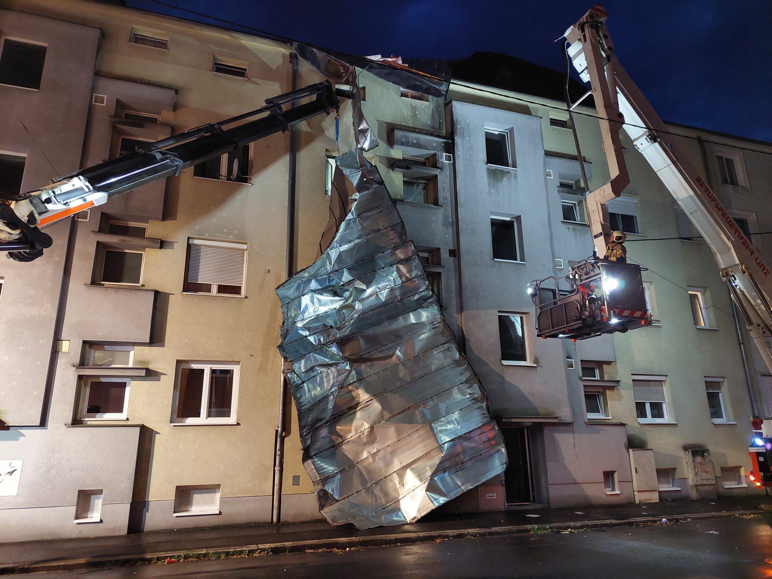 ABD0045_20240707 – LINZ – STERREICH: ++ HANDOUT ++ ZU APA0169 VOM 7.7.2024 – Orkanartige Sturmben und Starkregen haben am Samstag, 06. Juli 2024, in Linz zu zahlreichen Einstzen der Feuerwehr gefhrt. In den Stadtteilen Franckviertel und Sankt Magdalena wurden u.a. Blechdcher abgedeckt. – FOTO: APA/BERUFSFEUERWEHR LINZ – ++ WIR WEISEN AUSDRCKLICH DARAUF HIN, DASS EINE […]