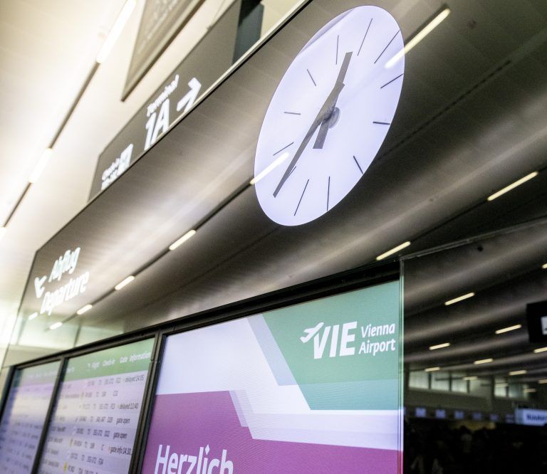 ABD0045_20240719 – WASHINGTON – USA: ZU APA0183 VOM 19.7.2024 – Technikausflle haben am Freitag weltweit fr Probleme gesorgt. Im Bild. Die Situation am Flughafen Wien-Schwechat, der ebenfalls von den Ausfllen betroffen ist. – FOTO: APA/TOBIAS STEINMAURER