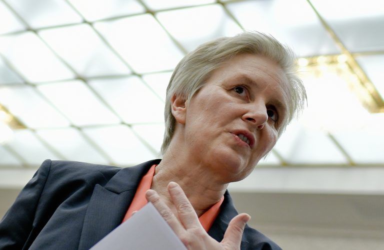 ABD0054_20160629 – WIEN –
STERREICH: Rechtsanwltin Maria Windhager am Mittwoch, 29. Juni 2016, vor Beginn einer ffentlichen VfGH- Verhandlung zur BP- Wahl- Anfechtung der FP
in Wien. – FOTO: APA/HERBERT NEUBAUER