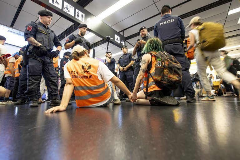 ABD0056_20240727 – WIEN –
STERREICH: Aktivisten der “Letzten Generation” whrend einer Straktion am Samstag, 27. Juli 2024 am Flughafen in Wien. In einer Presseaussendung gaben die Aktivisten zuvor bekannt, auf Flughfen in mehreren Lndern, darunter
sterreich, den Flugverkehr stren zu wollen. – FOTO: APA/TOBIAS STEINMAURER
