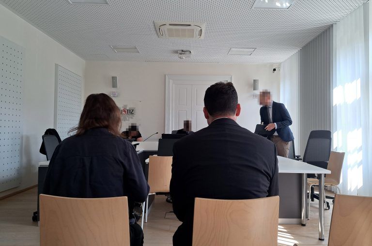 ABD0057_20240723 – LINZ – STERREICH: ZU APA0166 VOM 23.7.2024 – Nach dem tdlichen Fenstersturz eines Fnfjhrigen im Mrz in Linz standen am Dienstag, 23. Juli 2024, seine Mutter und ihr Lebensgefhrte wegen grob fahrlssiger Ttung vor Gericht. Der Bub war aus dem vierten Stock eines Mehrparteienhauses in Linz auf den Gehsteig gefallen. – FOTO: APA/VERENA […]