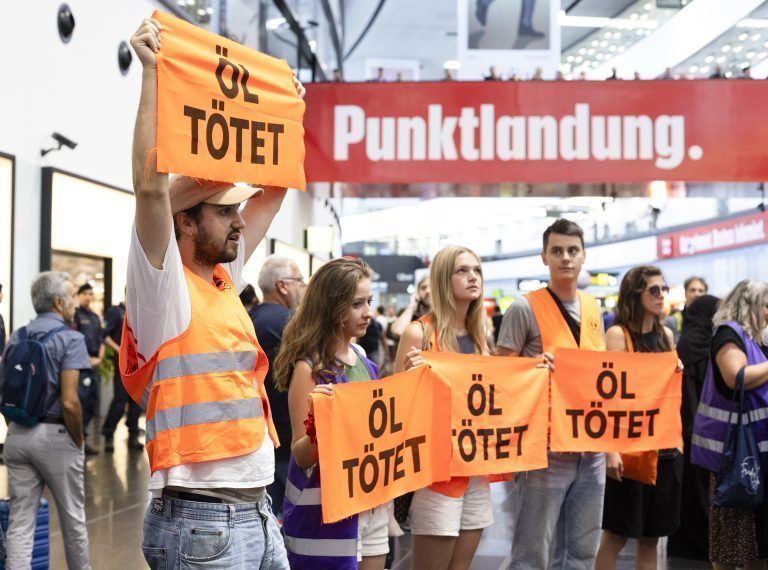 ABD0058_20240727 – WIEN –
STERREICH: Aktivisten der “Letzten Generation” whrend einer Straktion am Samstag, 27. Juli 2024 am Flughafen in Wien. In einer Presseaussendung gaben die Aktivisten zuvor bekannt, auf Flughfen in mehreren Lndern, darunter
sterreich, den Flugverkehr stren zu wollen. – FOTO: APA/TOBIAS STEINMAURER