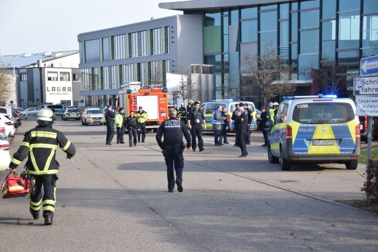 ABD0061_20240125 – ST. LEON-ROT – DEUTSCHLAND: 25.01.2024, Baden-Wrttemberg, St. Leon-Rot: Einsatzkrfte von Polizei, Rettungsdienst und Feuerwehr sind an einer Schule im Einsatz. Die Schlerinnen und Schler seien von der Einrichtung evakuiert worden und wrden an einer Sammelstelle betreut, teilte die Polizei am Donnerstagvormittag mit. Weitere Informationen waren zunchst nicht bekannt. Foto: Ren Priebe/dpa +++ dpa-Bildfunk […]