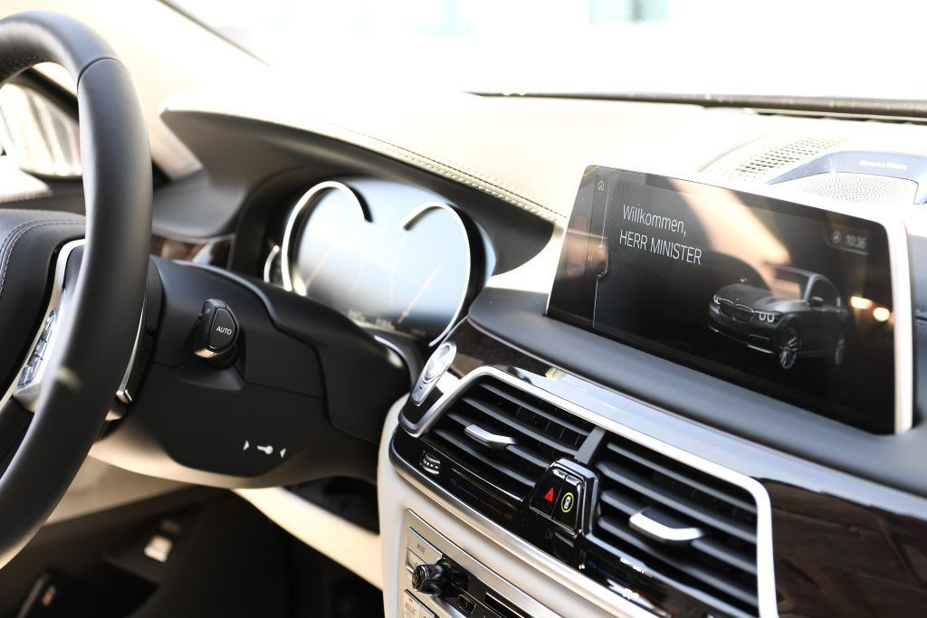 Pflicht zu Assistenzsystemen treibt Auto-Zulassungen in die Höhe