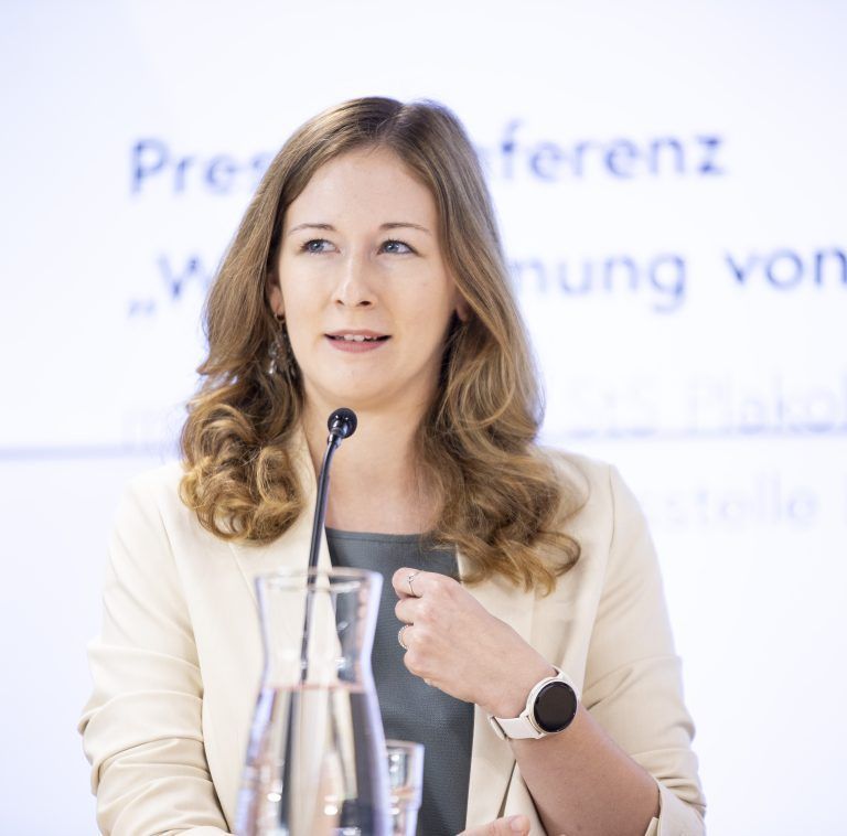 ABD0074_20240710 – WIEN –
STERREICH: Digitalisierungsstaatssekretrin Claudia Plakolm (
VP) am Mittwoch, 10. Juli 2024 anl. einer PK “Wahrnehmung von Knstlicher Intelligenz in Medien” im Pressezentrum der APA ? Austria Presseagentur in Wien.. – FOTO: APA/TOBIAS STEINMAURER
