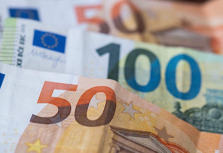 ABD0078_20240415 – FRANKFURT/MAIN – DEUTSCHLAND: ILLUSTRATION – 13.02.2024, Hessen, Frankfurt/Main: Euro-Banknoten liegen auf einem Tisch. (zu dpa: ÇKnapp drei Viertel der Saarlnder leben von eigenem EinkommenÈ) Foto: Boris Roessler/dpa +++ dpa-Bildfunk +++. – FOTO: APA/dpa/Boris Roessler