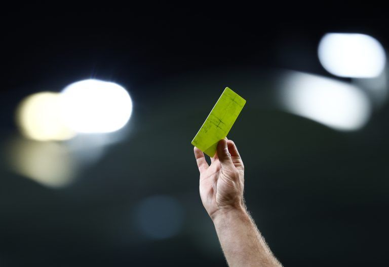 ABD0081_20231125 – GRAZ –
STERREICH: ++ THEMENBILD ++ Ein Schiesrichter zeigt eine gelbe Karte whrend der Admiral Bundesliga- Begegnung / 15. Runde zwischen SK Puntigamer Sturm Graz und SC Austria Lustenau am Samstag, 25. November 2023, in der Merkur Arena in Graz. – FOTO: APA/ERWIN SCHERIAU