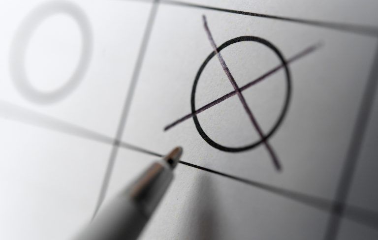 ABD0088_20170922 – WIEN –
STERREICH: THEMENBILD – Ein Kreuz im Kreis auf einem Stimmzettel fr die Nationalratswahl. Am 15. Oktober 2017 wird in
sterreich ein neuer Nationalrat gewhlt. – FOTO: APA/ROLAND SCHLAGER