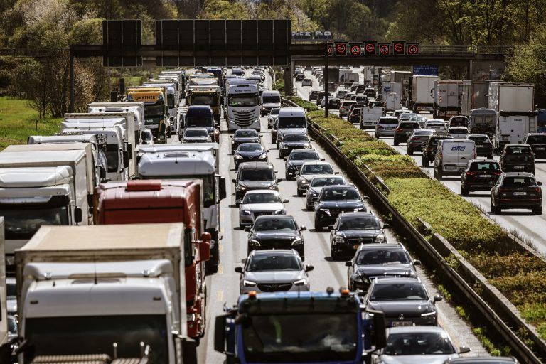 ABD0097_20240328 – KLN – DEUTSCHLAND: 28.03.2024, Nordrhein-Westfalen, Kln: Pkw und Lkw stehen auf dem Klner Ring im Verkehr vor den Osterfeiertagen im Stau. Zu Beginn des langen Osterwochenendes rechnen Verkehrsexperten mit besonders viel Betrieb auf den Autobahnen in Nordrhein-Westfalen. Foto: Oliver Berg/dpa +++ dpa-Bildfunk +++. – FOTO: APA/dpa/Oliver Berg