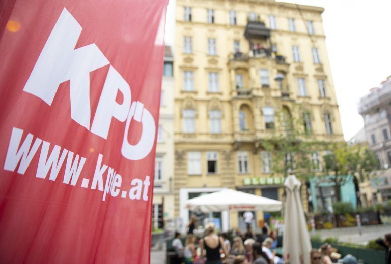 ABD0099_20240609 – WIEN –
STERREICH: Blick auf eine KP
-Fahne, aufgenommen am Sonntag, 09. Juni 2024 anl. einer Wahlparty im Rahmen der EU-Wahl in Wien. – FOTO: APA/TOBIAS STEINMAURER