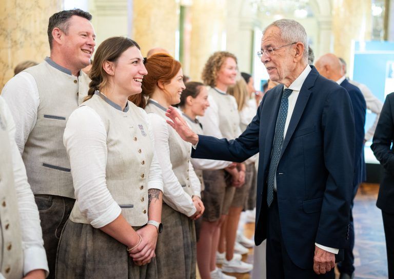 ABD0100_20240711 – WIEN – STERREICH: vlnr.: Magdalena Lobnig und Bundesprsident Alexander Van der Bellen am Donnerstag, 11. Juli 2024, im Rahmen einer Verabschiedung des Olympia-Teams des OC beim Bundesprsidenten in Wien. – FOTO: APA/GEORG HOCHMUTH