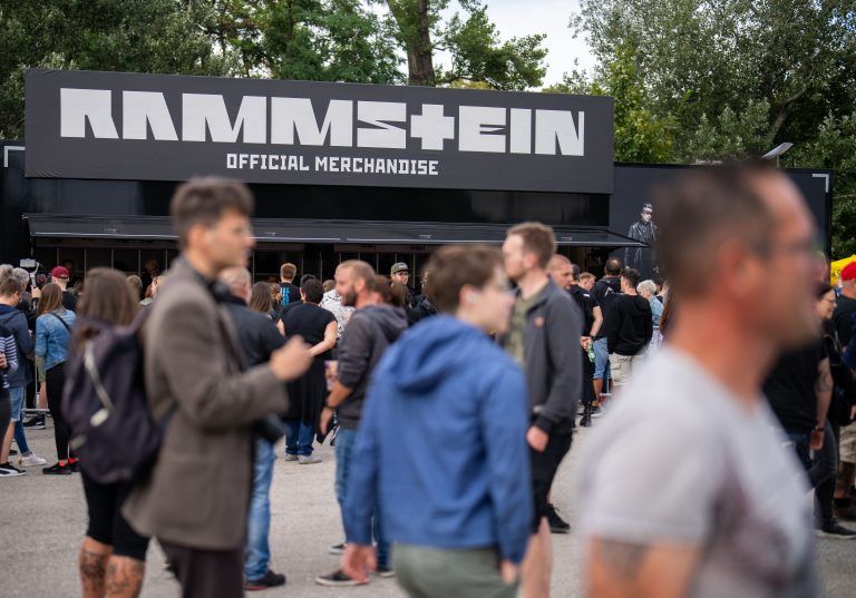 ABD0101_20230726 – WIEN – STERREICH: Rammstein-Fans und Konzertbesucher vor einem Rammstein Merchandise Shop am Mittwoch, 26. Juli 2023, vor dem Wiener Ernst-Happel-Stadion vor Beginn des Konzerts der deutschen Rockband Rammstein. – FOTO: APA/GEORG HOCHMUTH