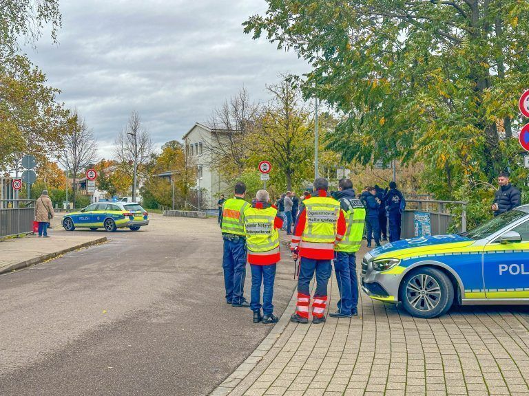 ABD0105_20231109 – OFFENBURG – DEUTSCHLAND: 09.11.2023, Baden-Wrttemberg, Offenburg: Bei einem Gro§einsatz der Polizei an einer Schule ist ein Tatverdchtiger festgenommen worden. Die Schler seien zur ihrer Sicherheit in ihren Klassenrumen, teilte die Polizei mit. (Zu dpa ÇTatverdchtiger bei Polizeieinsatz in Offenburger Schule festgenommenÈ) Foto: Christina Hu§ler/Einsatz-Report24/dpa +++ dpa-Bildfunk +++. – FOTO: APA/Einsatz-Report24/Christina Hu§ler
