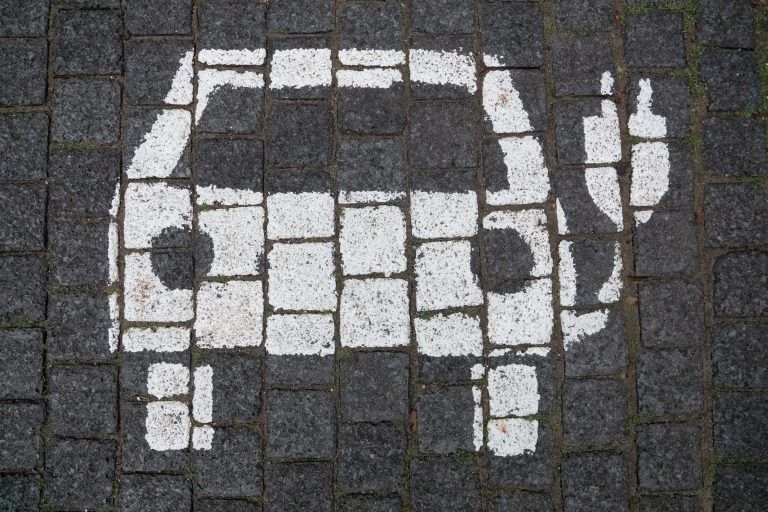 ABD0106_20230123 – HANNOVER – DEUTSCHLAND: PRODUKTION – 23.01.2023, Niedersachsen, Hannover: Ein Symbol markiert einen Parkplatz mit einer ffentlichen Ladesule fr Elektroautos in der Innenstadt. Foto: Marco Rauch/dpa +++ dpa-Bildfunk +++. – FOTO: APA/dpa/Marco Rauch
