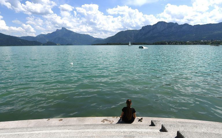 ABD0111_20180528 – MONDSEE –
STERREICH: ++ THEMENBILD ++ Illustration zu den Themen Wetter / Sommer / Hitze. Im Bild: Eine junge Frau geniesst die sommerlichen Temperaturen am Montag, 28. Mai 2018, am Mondsee in Obersterreich. – FOTO: APA/HELMUT FOHRINGER