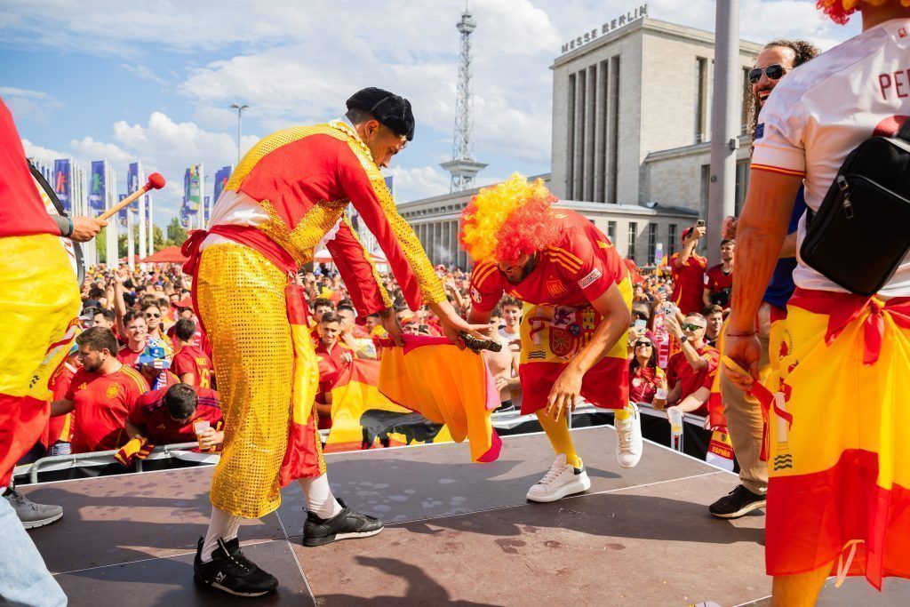 Spanische Fans stimmen sich tanzend auf EM-Finale ein