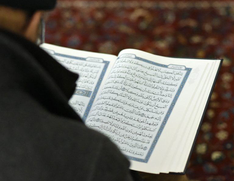 ABD0202_20141025 – WIEN – ÖSTERREICH: Ein Besucher des Islamischen Zentrums Wien am Samstag, 25. Oktober 2014, anl. des “Tages der offenen Moschee” in Wien. – FOTO: APA/HERBERT NEUBAUER