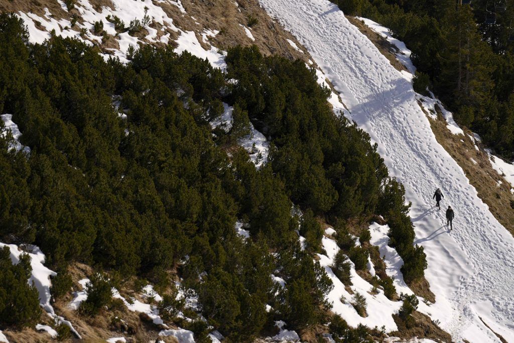 Berggruppe wollte mit Halbschuhen und kurzen Hosen durch den Schnee auf 2600 Meter