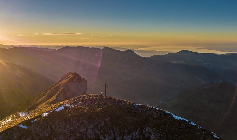wetter feature, feature, wetter, wetterfeature, sonne, herbst, goldener herbst, berg, wandern, nicole aus feldkirch bei einer sonnenuntergangs wanderung auf die kanisfluh, symbolbild kanisfluh, drohne, luftbild, luftaufnahmefeature herbst, goldener herbst, luftaufnahme, drohne, sonnenuntergang auf der kanisfluhfeature herbst, goldener herbst, luftaufnahme, drohne, sonnenuntergang auf der kanisfluh