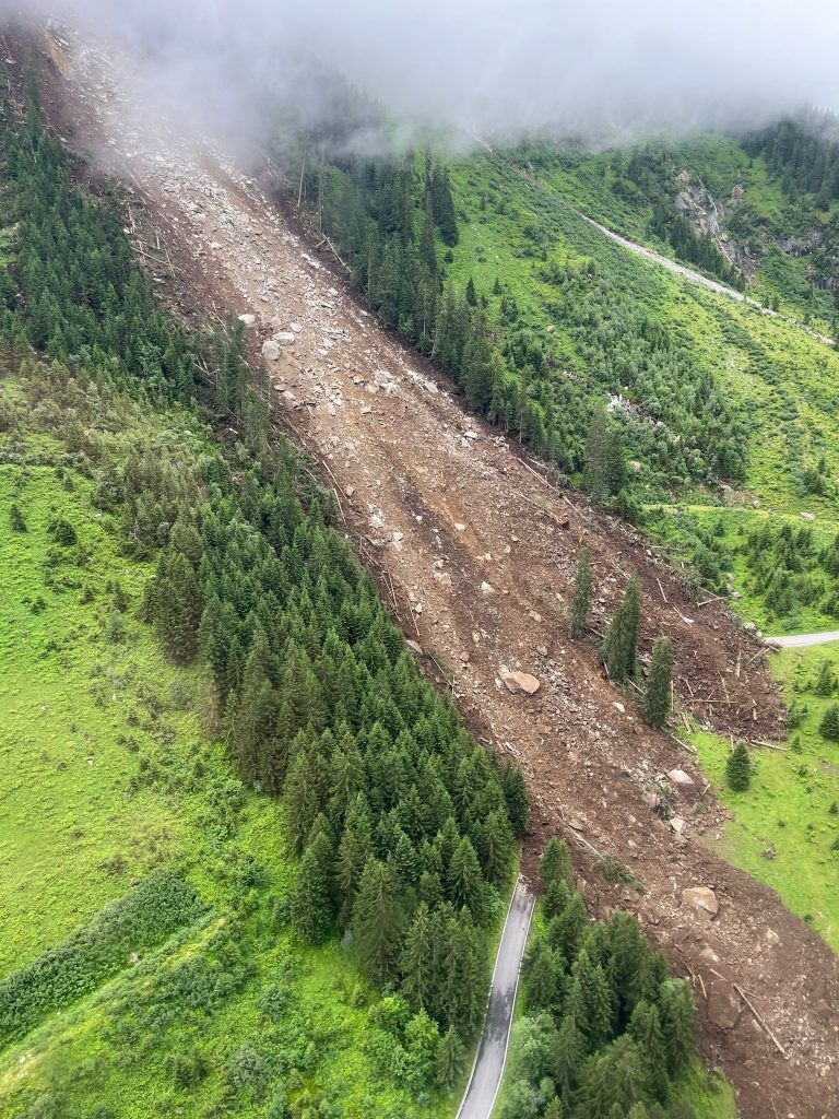 Video zeigt pure Naturgewalt: Erdrutsch macht Silvretta Hochalpenstraße unpassierbar