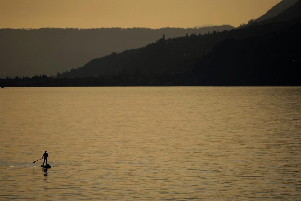 Bürgermeister trinkt Wasser aus Gardasee, um Sorgen vor Noroviren zu entkräften