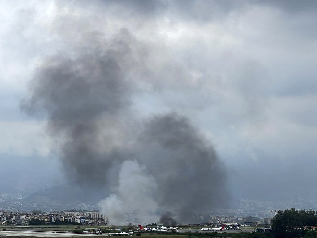 Flugzeug beim Start in Kathmandu abgestürzt: 18 Tote