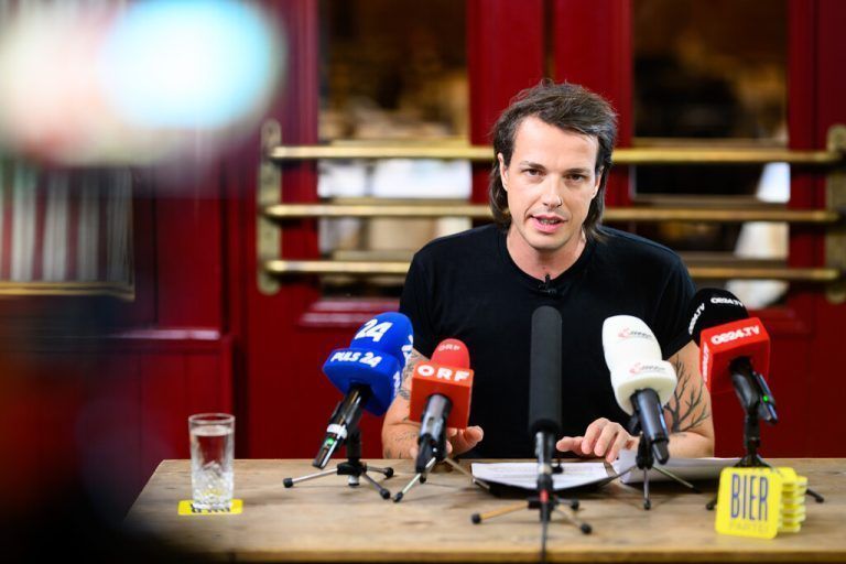 ABD0045_20240711 - WIEN - ÖSTERREICH: Bierparteichef Dominik Wlazny im Rahmen einer Pressekonferenz zu dem ersten Forderungspaket anlässlich der Nationalratswahl 2024, am Donnerstag, 11. Juli 2024, in Wien. - FOTO: APA/MAX SLOVENCIK