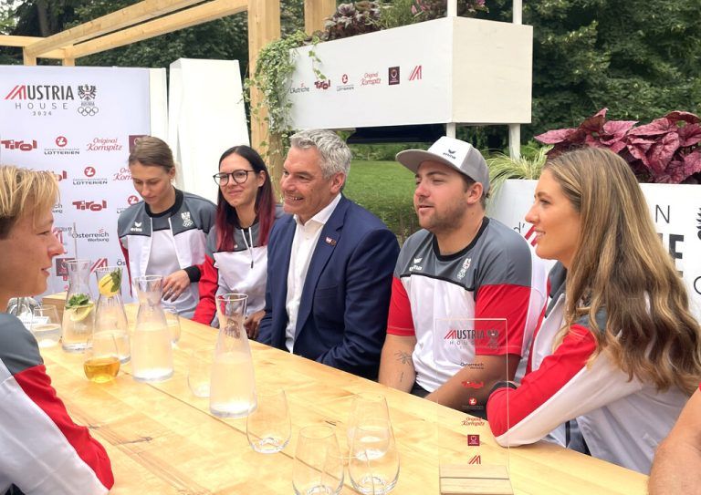 Öserreichs Bundeskanzler mit (von links nach rechts) Lena Kreundl (Schwimmen), Elisabeth Straka  (Bogenschützin) , Valentin Bontus (Segeln) und Alina Kornelli (Segeln)