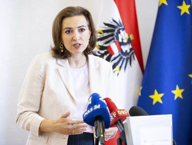 ABD0080_20240715 - WIEN - ÖSTERREICH: Justizministerin Alma Zadic (GRÜNE) am Montag, 15. Juli 2024 anl. einer Stellungnahme zum Bericht der Untersuchungskommission zur Causa Pilnacek in Wien. . - FOTO: APA/TOBIAS STEINMAURER