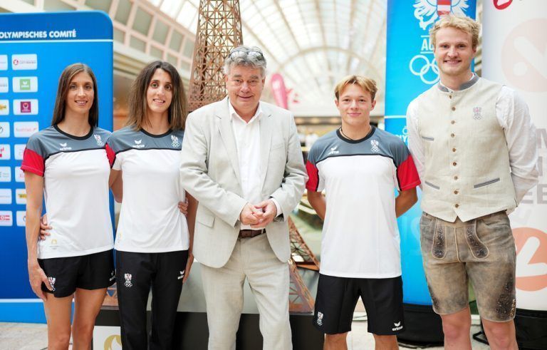 ABD0186_20240709 - WIEN - ÖSTERREICH: vlnr.: Anna-Maria und Eirini Marina Alexandri, Vizekanzler Werner Kogler, Anton Knoll und Jan Herzog am Dienstag, 09. Juli 2024, im Rahmen einer Einkleidung des Österreichischen Olympischen Komitees (ÖOC) in Wien für die olympischen Sommerspiele 2024 in Paris. - FOTO: APA/GEORG HOCHMUTH