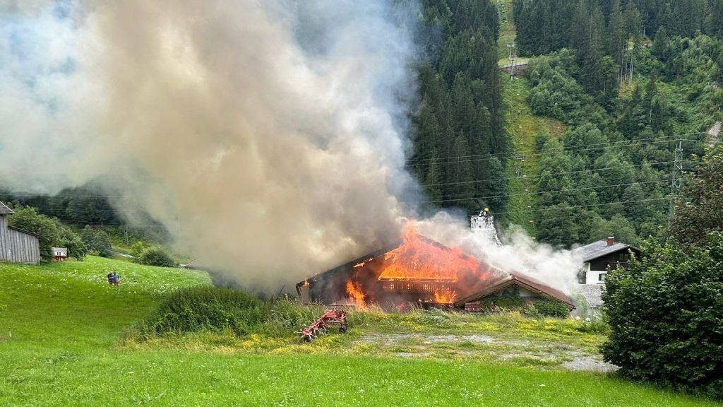 Haus wird zum Raub der Flammen: Video zeigt das Ausmaß des Vollbrands