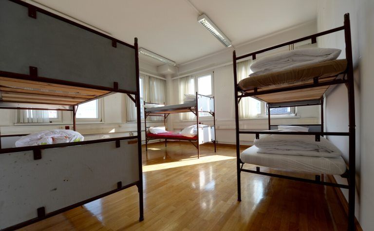 APA20625454_06102014 - WIEN - ÖSTERREICH: Ein Zimmer mit Stockbetten im Übergangsquartier für Asylwerber im früheren Universitätssportinstitut in Wien am Montag, 6. Oktober 2014. Das Gebäude in der Althanstraße soll Platz für weitere 250 Flüchtlinge bieten. FOTO: APA/ROLAND SCHLAGER