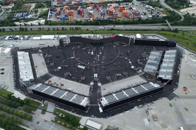 Aufbau einer riesigen Open Air Arena fuer die Europa Konzerte von Adele im August Auf dem Freigelaende der Messe Muenchen Der globale Superstar Adele gastiert am 2., 3., 9. und 10. August 2024 in Muenchen. Auf dem Gelaende der Messe Muenchen an der Autobahn A94 wird Adele in einer Open-Air-Situation auftreten, die ausschliesslich fuer diese besonderen Konzerte geschaffen wurde. *** Construction of a huge open-air arena for Adeles European concerts in August On the open-air grounds of Messe Muenchen Global superstar Adele will perform in Munich on August 2 , 3 , 9 and 10, 2024 On the grounds of Messe Muenchen on the A94 highway, Adele will perform in an open-air situation created exclusively for these special concerts