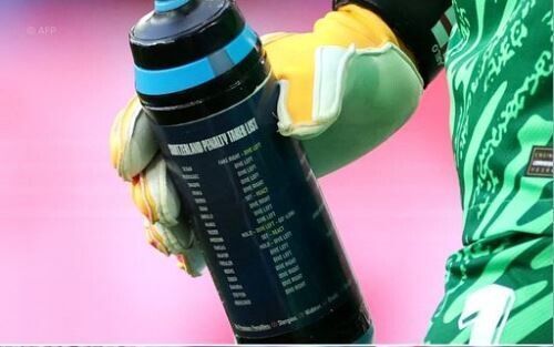 Tormann Pickford und sein Schwindelzettel auf der Wasserflasche